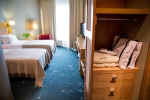 库雷萨雷乔治奥特斯温泉酒店的酒店客房带两张床和梳妆台