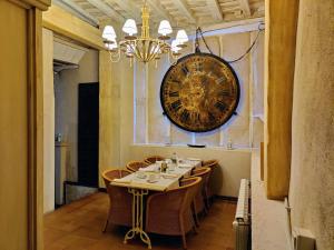 坎德拉里奥Posada Restaurante Casa de la Sal的墙上设有大钟的餐厅