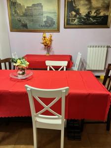热那亚菲奥里塔旅馆的红色桌子,带白色椅子和红色桌布