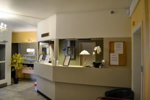 马隆Hotell Skinnargården的一间医院,设有接待台和候诊室