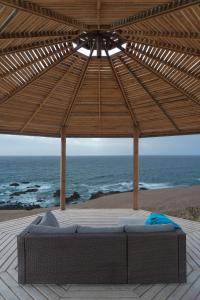 伊基克NH Iquique Costa的海滩上一张大伞下的沙发