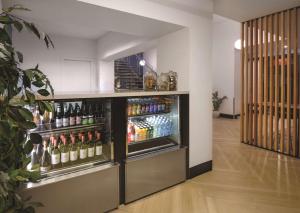 霍巴特霍巴特旅客之家酒店的配有装满瓶装酒精饮品的冰箱的客房