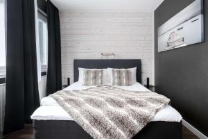 厄斯特松德Sure Hotel by Best Western Algen的一间卧室配有一张带黑白毯子的床