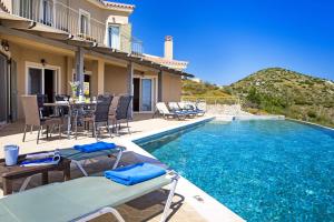 斯帕通Villa Agriada by Villa Plus的别墅 - 带游泳池和桌椅