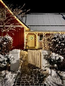 青斯特Ferienwohnung Ostseestrand Zingst的雪中有一扇黄色门的房子