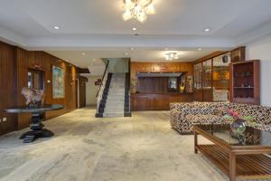 佩林Summit Tashi Ghang Heritage Resort的大堂配有沙发、桌子和楼梯