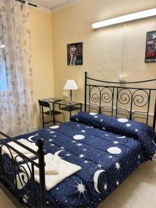 热那亚菲奥里塔旅馆的一间卧室配有一张黑色床,配有蓝色的被子和星星