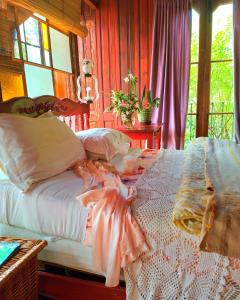 蒂格雷La Verdosa的一间卧室配有带白色床单和枕头的床。