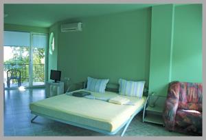 阿赫托波尔The Colourful Mansion Hotel的一间卧室配有一张床和一把椅子