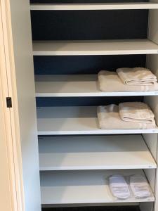上天草Kamiamakusa - House - Vacation STAY 54914v的配有白色架子和折叠毛巾的衣柜
