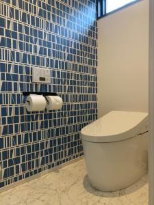 上天草Kamiamakusa - House - Vacation STAY 54914v的一间带卫生间的浴室和蓝色瓷砖墙
