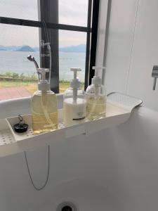 上天草Kamiamakusa - House - Vacation STAY 54914v的浴室内架上的两瓶肥皂
