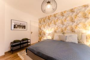 佐洛恰尼Csendes, modern, otthonos társasházi lakás的一间卧室设有一张大床和一面墙