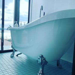 上天草Kamiamakusa - House - Vacation STAY 54914v的带窗户的浴室内的白色浴缸