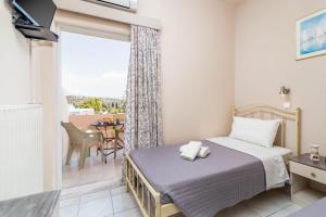 皮特斯迪亚Filia Apartments的一间卧室设有一张床和一个阳台