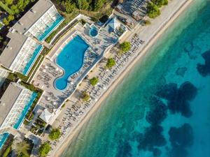 伊格拉恩TUI BLUE Adriatic Beach - All Inclusive - Adults Only的享有游泳池和海洋的空中景致