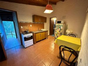 贝拉维斯塔La Posada De Gogg Apartamentos的厨房配有桌子和黄色台面