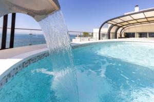 罗萨斯Hotel & Spa Terraza 4 Sup的游泳池中的喷泉