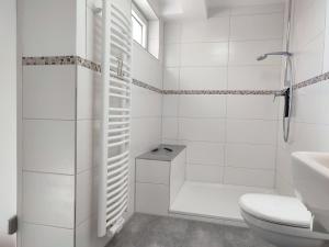 万根伊姆阿尔戈伊Ferienwohnung Trifts | Einzelbetten | Parkplatz的白色的浴室设有卫生间和水槽。
