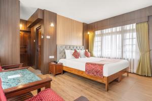 佩林Summit Tashi Ghang Heritage Resort的酒店客房,配有床和沙发