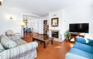 阿玛考德佩拉Quinta do Vale Formoso的客厅配有两张沙发和一台电视机