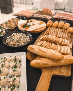 比亚韦斯托克桑塔纳酒店的一张桌子上面有很多不同类型的面包