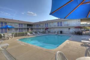 Motel 6 San Antonio, Tx Six Flags Fiesta TX - La Cantera Area内部或周边的泳池