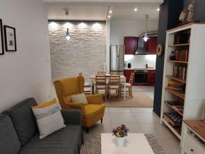 雅典Central & Comfortable, 70m² Apt in Neos Kosmos的带沙发的客厅和用餐室