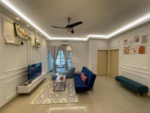 梳邦再也Muji Inspired; 5 Mins to S.Pyramid- Central Subang的客厅配有蓝色的家具和吊扇