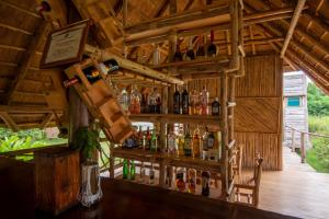 WansekoNKUNDWA NILE VIEW LODGE的小木屋内的酒吧,提供酒精饮品