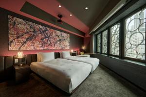 东京The Royal Park Canvas Ginza Corridor的一间卧室设有两张床和大窗户