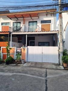 农布Min&Me House Pattaya的房屋前的白色围栏