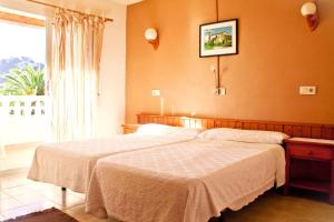 丰德萨卡拉方达棕榈酒店的一间卧室设有两张床和大窗户