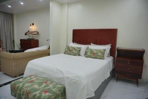 河内Dahlia Homestay Tay Ho的一间卧室配有一张床、一把椅子和一张桌子