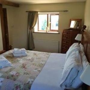 唐克斯特Beautiful 4 Bedroom Cottage - Cottage 4的一间卧室设有一张大床和一个窗户。