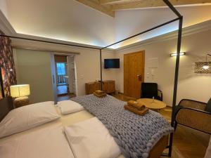 福森科索尔兰德之家酒店的一间卧室配有一张大床和一张桌子
