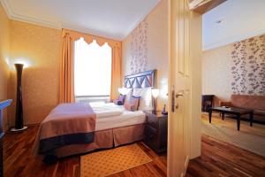 布拉迪斯拉发SKARITZ Hotel & Residence的酒店客房设有床和窗户。