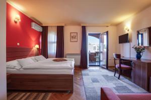 扎达尔马林可酒店的配有一张床和一张书桌的酒店客房