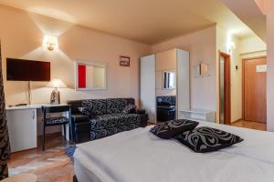 扎达尔马林可酒店的一间卧室配有一张床、一张沙发和一张书桌