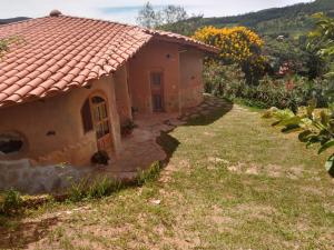 萨迈帕塔Finca La Vispera的一座带红色屋顶和庭院的小房子