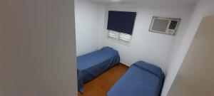 科连特斯Departamento Malvinas的一间设有蓝色床和窗户的小卧室