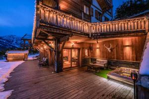 圣沙夫雷Luxury chalet Léli的一座带雪地甲板的大型木屋