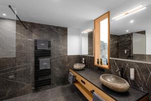 费斯恩Hotel Bergflair的浴室设有2个水槽和镜子