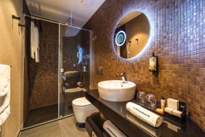 布拉加Lux Housing Século XXI的一间带水槽、卫生间和镜子的浴室
