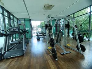 马六甲Pax 6+3 Grand Lux Melaka homestay的一间健身房,里面配有几台跑步机