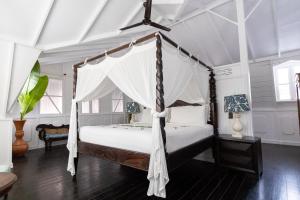 苏弗里耶尔Fond Doux Eco Resort的一间卧室,卧室内配有一张天蓬床