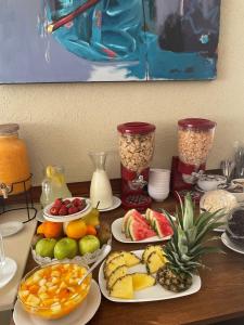 里奥夸尔托圣卡塔利娜酒店的上桌,上桌上放水果盘和其他食物