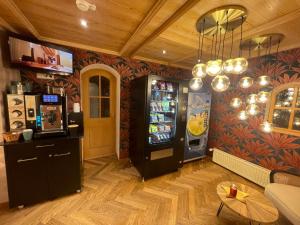 福森科索尔兰德之家酒店的一间设有自动售货机和沙发的房间