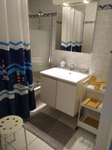 伊特博尔德Seastar的浴室配有白色水槽和淋浴。