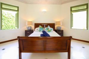 圣詹姆斯Marsh Mellow South Cottage by BSL Rentals的一间卧室设有一张床和两个窗户。